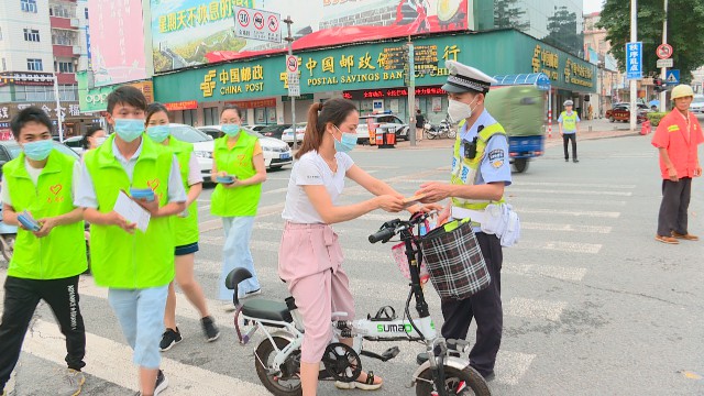 0528交警开展一带一盔主题宣传活动_2020-05-28_15-02-52.jpg